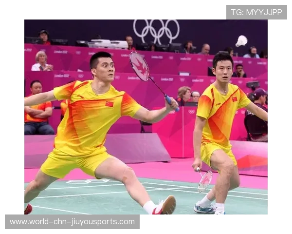 羽毛球双打合作默契被称完美：搭档间的无声默契，成就完美竞技表现